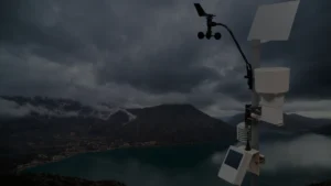 Paisagem com instrumento de meteorologia para previsão de desastres naturais.