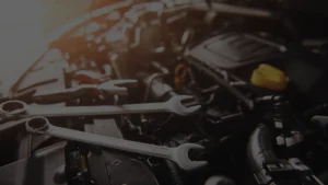 Imagem de um carro com capo aberto para representar Motores Híbridos