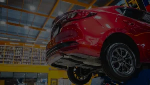 Manutenção preventiva de motor automotivo de um veículo vermelho.