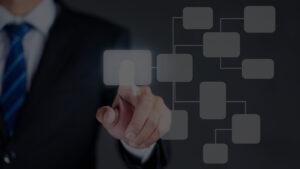 Profissional interagindo com um fluxograma digital, representando o mapeamento de processos para otimização e automação de operações empresariais.
