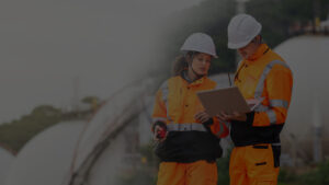 Engenheiros analisam equipamentos em campo utilizando um plano de manutenção para garantir a eficiência operacional e prevenir falhas.